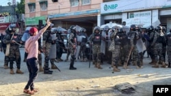 Pasukan keamanan Pakistan mengepung jalan selama protes yang dilakukan oleh demonstran Kashmir dari Komite Aksi Gabungan Awami Jammu Kashmir (JAAC) untuk mengutuk melonjaknya harga listrik dan tepung, di pinggiran Muzaffarabad, Kashmir-Pakistan. 