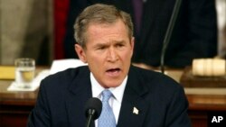 Президент США Джордж Буш-мл выступает в Конгрессе США с речью «О положении дел в стране»: в ней Буш заявил о существовании «оси зла». Вашингтон, 29 января 2002 года.
