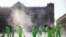 Un grupo de trabajadores desinfecta la plaza del Zócalo, en Ciudad de México, una de las ciudades más afectadas por la pandemia en la región.