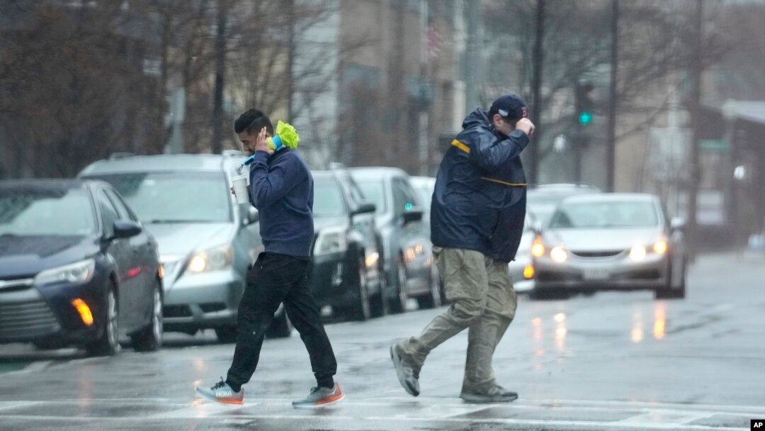 Vjetar i kiša u Bostonu, u Masačusetsu (Foto: AP/Steven Senne)