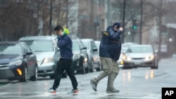 Vjetar i kiša u Bostonu, u Masačusetsu (Foto: AP/Steven Senne)