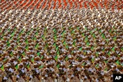 Anggota Garda Revolusi Iran berbaris untuk merayakan parade militer tahunan di mausoleum Ayatollah Khomeini, di luar Teheran, Iran, Senin, 8 April 2019 (Foto: AP)