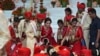 Nita Ambani (tengah), istri Mukesh Ambani memberkati para mempelai selama upacara pernikahan massal di Navi Mumbai, India Selasa (2/7). 