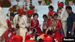 Nita Ambani (tengah), istri Mukesh Ambani memberkati para mempelai selama upacara pernikahan massal di Navi Mumbai, India Selasa (2/7). 