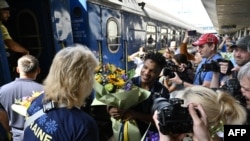 El medallista de bronce ucraniano Zhan Beleniuk es recibido en la estación de tren de Kiev durante una ceremonia de bienvenida el 13 de agosto de 2024 después de los Juegos Olímpicos de París 2024, en medio de la invasión rusa en Ucrania.