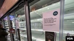 Los dispensarios de huevos en una tienda de Whole Food en Pentagon City, Arlington, estaba vacía este lunes 3 de febrero con una advertencia del efecto de la gripe aviar en suministro. [Foto: Tomás Guevara, VOA]