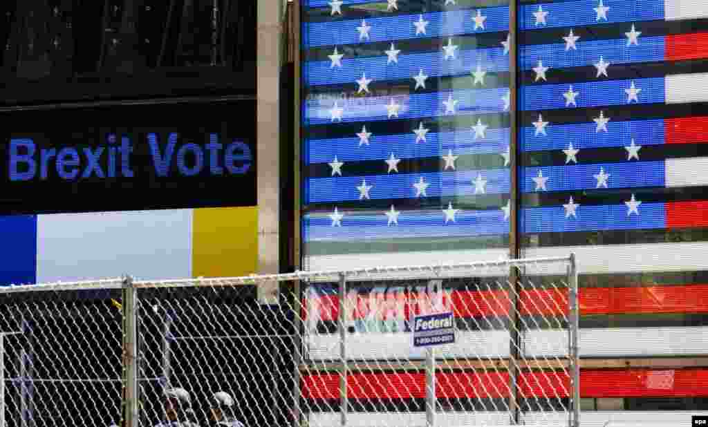 Sebuah &#39;news ticker&#39; di Times Square menunjukkan berita utama mengenai referendum &#39;Brexit&#39; di Ingris untuk meninggalkan Uni Eropa, di New York (24/6). (EPA/Justin Lane)