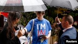 Student George Smith, a supporter of "Britain Stronger IN Europe," campaigns in the lead up to the EU referendum at Holborn in London, Britain June 20, 2016. 