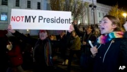 Mientras se repiten las protestas, continúan las reuniones republicanas en la Trump Tower de Manhattan en Nueva York, enfocadas a la formación del Gobierno que le acompañará en la Casa Blanca, donde entrará por primera vez como presidente el próximo 20 de enero.