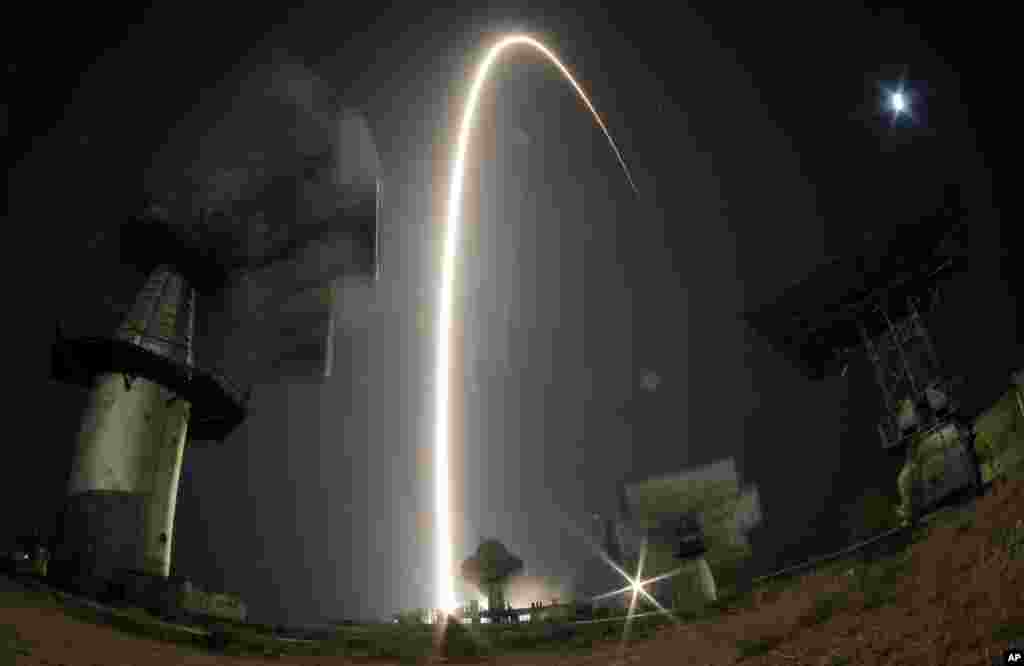 The Soyuz-FG rocket booster with Soyuz TMA-10M space ship carrying a new crew to the International Space Station, ISS, blasts off at the Russian leased Baikonur cosmodrome, Kazakhstan. The Russian rocket carries U.S. astronaut Michael Hopkins, Russian cosmonauts Oleg Kotov and Sergey Ryazanskiy.