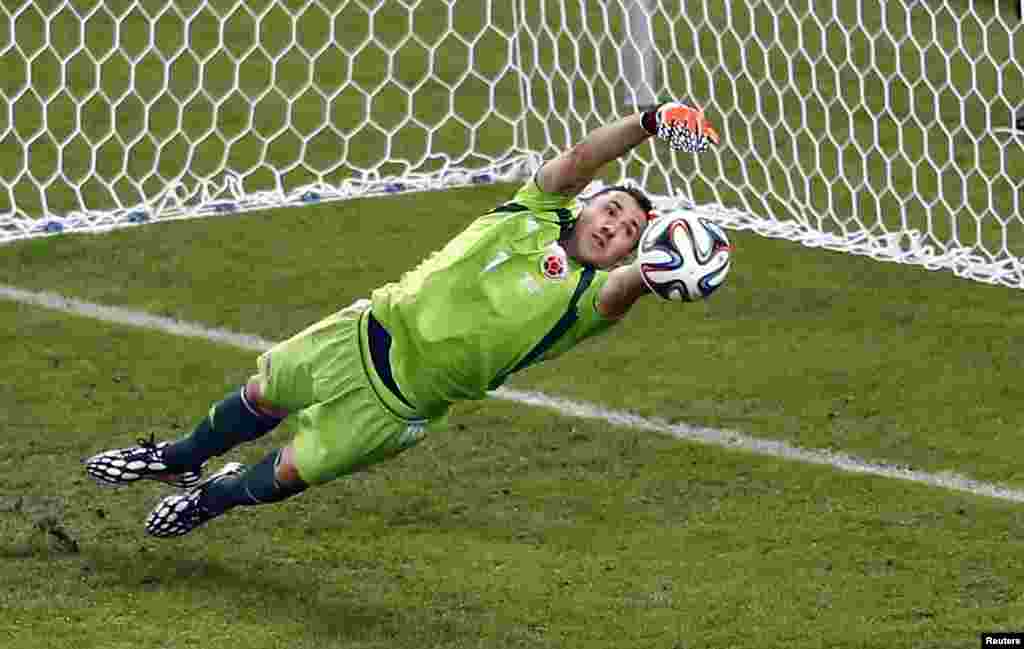 Colombia's goalkeeper David Ospina makes a save against Uruguay at the Maracana stadium in Rio de Janeiro, June 28, 2014.