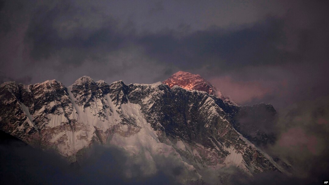 Foto Gunung Everest yang diambil pada 27 Oktober 2011.