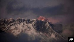 Foto Gunung Everest yang diambil pada 27 Oktober 2011.