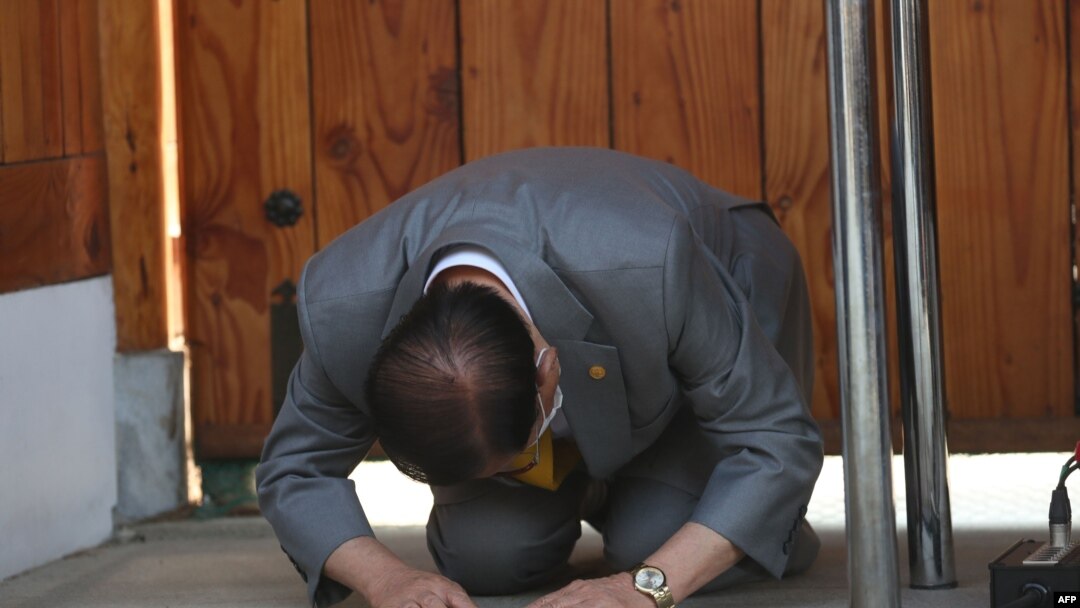 Lee Man-hee, leader of the Shincheonji Church of Jesus, bows during a press conference at a facility of the church in Gapyeong on March 2, 2020.