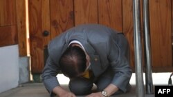 Lee Man-hee, leader of the Shincheonji Church of Jesus, bows during a press conference at a facility of the church in Gapyeong on March 2, 2020.