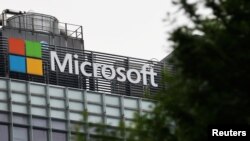 တရုတ်နိုင်ငံ ဘေကျင်းမြို့တော်က Microsoft ရုံးအဆောက်အဦတခုကိုတွေ့ရစဉ် (မေ ၂၅၊ ၂၀၂၄)