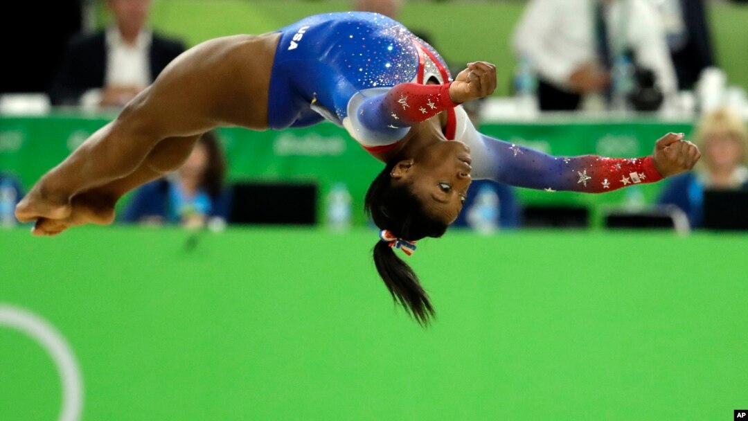 Vận động viên thể dục dụng cụ của Mỹ Simone Biles trong một bài thi đấu tại Thế vận hội Mùa hè 2016 ở Rio, ngày 16 tháng 8 năm 2016. 