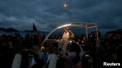 El Papa Francisco animó a los jóvenes brasileños a seguir luchando por un futuro más brillante. 