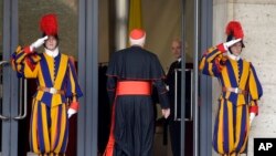 Los cardenales siguen llegando a las reuniones preliminares al cónclave, pero todavía faltan 5 para completar los 115 que elegirán al nuevo Papa.