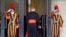 Los cardenales siguen llegando a las reuniones preliminares al cónclave, pero todavía faltan 5 para completar los 115 que elegirán al nuevo Papa.