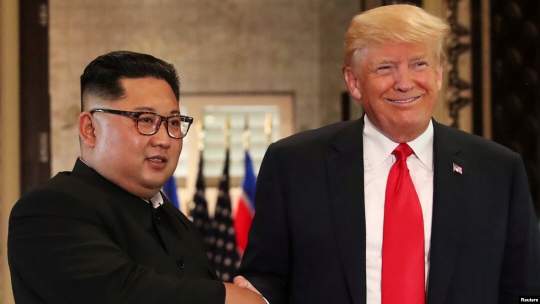Presiden AS Donald Trump (kanan) dan pemimpin Korea Utara Kim Jong Un dalam pertemuan pertama di Singapura, 12 Juni lalu. 