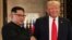 Tổng thống Mỹ Donald Trump và lãnh tụ Triều Tiên Kim Jong Un bắt tay sau khi ký các văn kiện tại cuộc họp thượng đỉnh trên đảo Sentosa, Singapore, ngày 12/6/2018. 