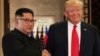 Pemimpin Korea Utara Kim Jong Un berjabat tangan dengan Presiden AS Donald Trump dalam pertemuan di Singapura, 12 Juni 2018 lalu. 