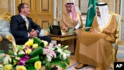 Menlu Amerika Ashton Carter (kiri) bertemu dengan Raja Saudi Salman di Jeddah hari Rabu (22/7).