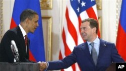 U.S. President Barack Obama, left, and his Russian counterpart Dmitry Medvedev, right, shake hands after signing the newly completed new START treaty reducing long-range nuclear weapons at the Prague Castle in Prague, Czech Republic, Apr 8, 2010 (File Pho