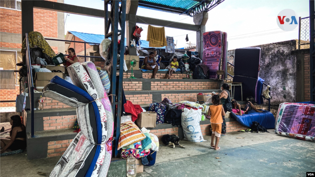 Con sus pocas pertenencias en bolsas y cajas, los migrantes venezolanos esperan noticias de sus vecinos y familiares que se quedaron en Venezuela para cuidar lo poco que les quedaba tras enfrentamientos armados.