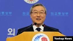 19일 한국 외교통상부에서 한국의 유엔안전보장이사회 비상임 이사국 진출과 관련해 기자회견 중인 김성환 외교통상부 장관.