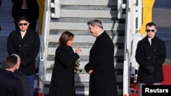 استقبال از کاملا هریس، معاون ریاست جمهوری ایالات متحده، در فرودگاه مونیخ برای حضور در کنفرانس امنیتی مونیخ. 