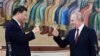 资料照片：俄罗斯总统普京与中国国家主席习近平在克里姆林宫的招待会上举杯致意。: (2023年3月21日)