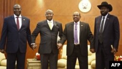 Le président sud-soudanais Salva Kiir (à droite) et son rival Riek Machar (à gauche) avec le président ougandais Yoweri Museveni et le président soudanais Omar al-Bashir à Khartoum, le 25 juin 2018.