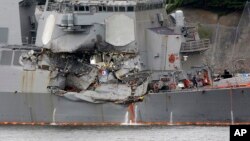 Tàu USS Fitzgerald bị hư hỏng nặng ở mạn tàu sau vụ tai nạn.