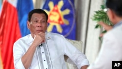 Tổng thống Rodrigo Duterte không đề cập gì đến vụ tàu cá Philippines bị đâm chìm hôm Chủ nhật trong bất kì bài phát biểu dài và không chuẩn bị sẵn nào của ông kể từ khi đó. 