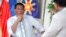 菲律賓總統府發言人帕內洛（Salvador Panelo）(右) 與菲律賓總統杜特爾特(左)資料照。