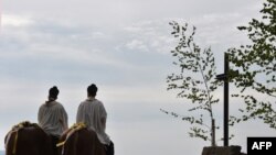 Sacerdotes participan en el tradicional desfile Pentecostal, en un pueblo bávaro Bad Koetzting, en el sur de Alemania. Foto de archivo tomada el 5 de junio de 2017.