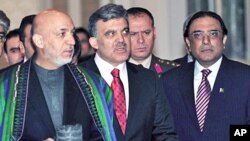 Turkish Pres. Abdullah Gul (C) is flanked by Afghanistan's Pres. Hamid Karzai (L) and Pakistan's Pres. Asif Ali Zardari (R) as they convene for talks in Istanbul, 25 Jan 2010