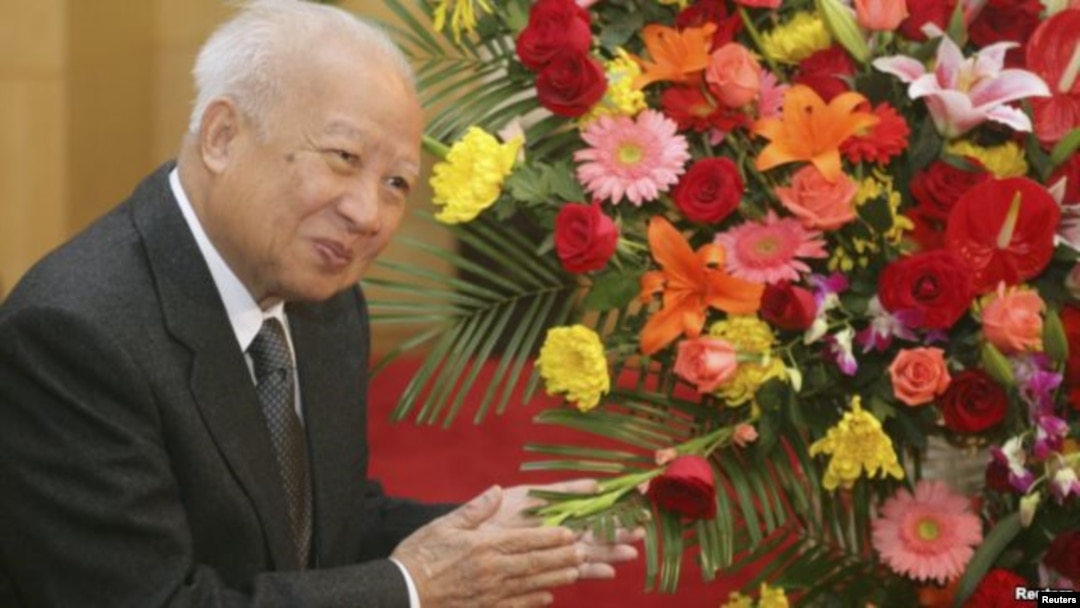 Mendiang mantan Raja Kamboja Norodom Sihanouk yang meninggal pekan lalu (foto: dok), Warga Tiongkok dipulangkan gara-gara merobek foto Sihanouk. 