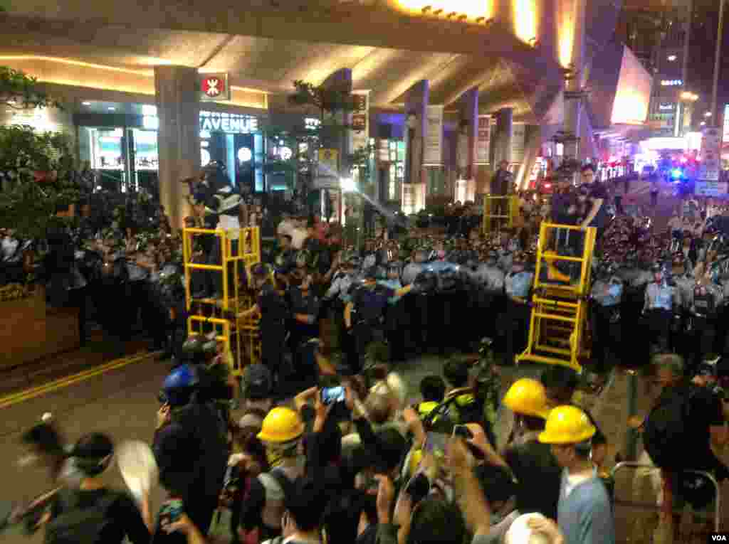 香港占领人士在旺角占领区砵兰街与警方对峙 (美国之音海彦 拍摄)