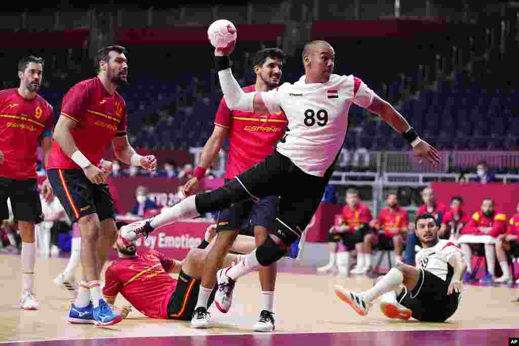 Egypt&#39;s Mohamed Shebib, center, scores during the men&#39;s bronze medal match handball match between Egypt and Spain at the 2020 Summer Olympics, Saturday, Aug. 7, 2021, in Tokyo, Japan. (AP Photo/Pavel Golovkin)