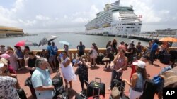 Ribuan warga Puerto Rico yang dievakuasi berbaris untuk naik kapal pesiar setelah Badai Maria menghantam kawasan San Juan, Puerto Rico, 28 September 2017.