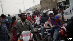 Des chauffeurs de taxi motocyclistes sont dans la circulation sur une route très fréquentée du quartier du marché de Goma, à l'est de la République démocratique du Congo, le 18 juillet 2012.