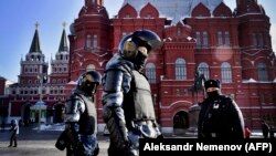 Russian riot police patrol to prevent possible protests in support of jailed opposition leader in downtown Moscow, February 7, 2021.(Photo by Alexander NEMENOV / AFP)