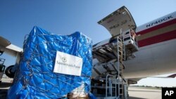 대북 수재 지원 물품들을 선적하는 사마리탄스 퍼스