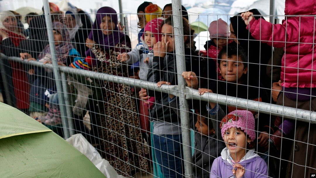 Para migran antri menunggu pembagian makanan di Idomeni, Yunani. Mereka kini khawatir akan dideportasi ke Turki, sesuai perjanjian antara Uni Eropa-Turki untuk mengatasi krisis migran di Eropa.