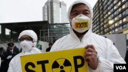 Aktivis Greenpeace melakukan unjuk rasa di luar kediaman PM Jepang, Yoshihiko Noda (16/12).