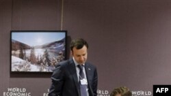 Президент РФ Дмитрий Медведев (справа) и помощник президента по экономическим вопросам Аркадий Дворкович на Всемирном экономическом форуме в Давосе. 26 января 2011 года