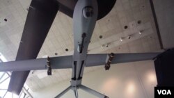 华盛顿史密森国家航空航天博物馆展出的一架携带两枚导弹的“掠食者”无人机。（资料照）